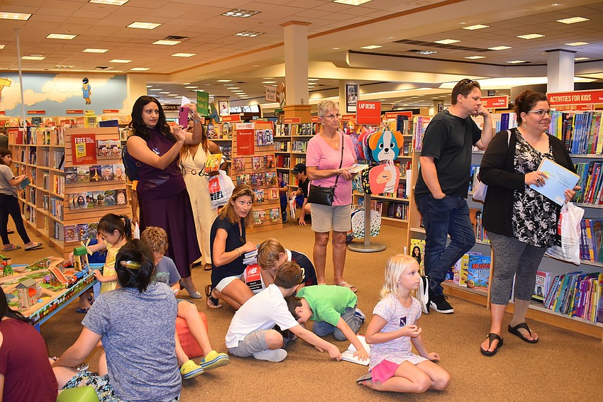 Kids gathered to hear Frank Remkiewicz read a Froggy book.