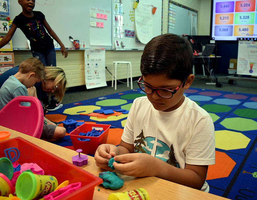 Victor Vinegas sculpts an 