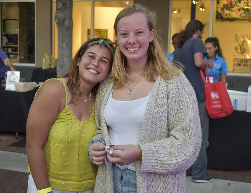 New College students Daria Paulis and Caroline Link