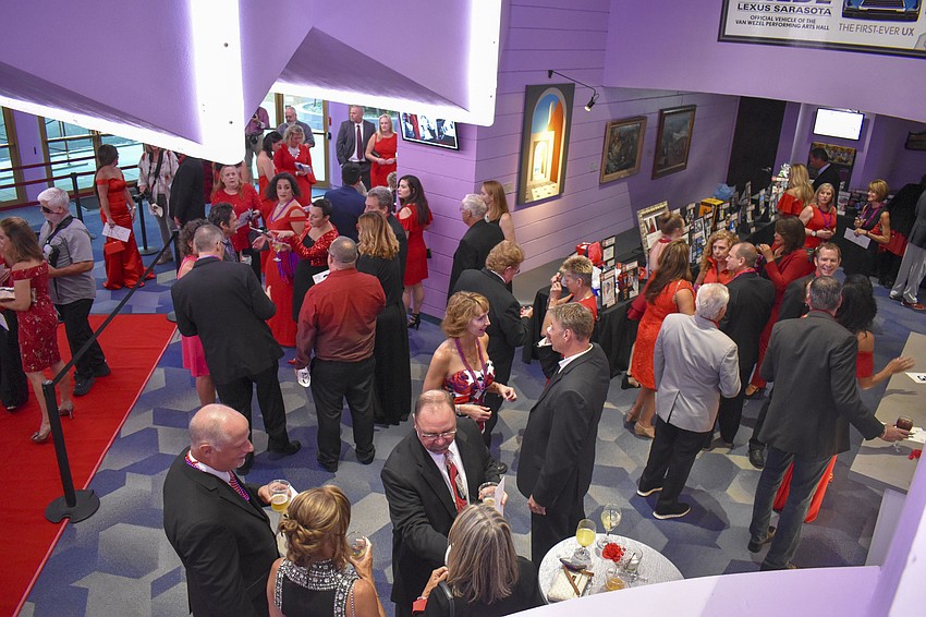 Guests mingled during the cocktail hour.