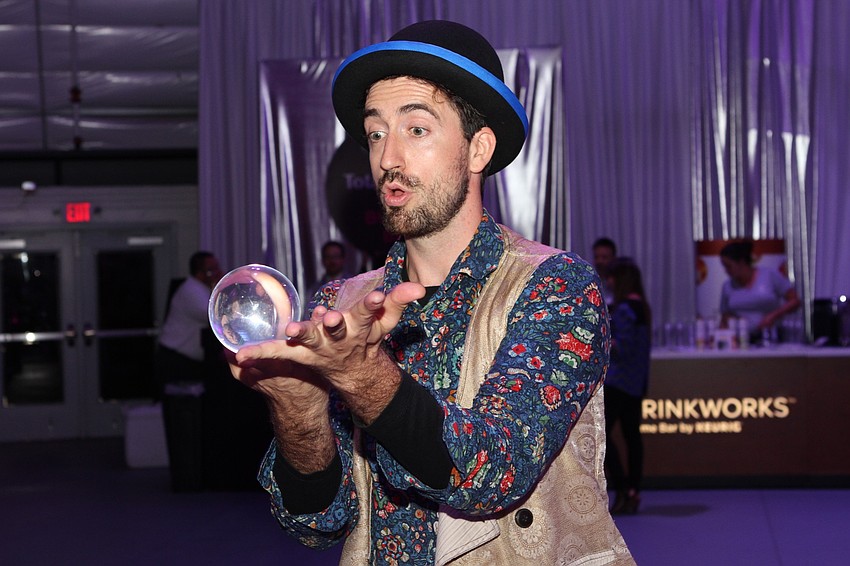 Fabian Seewald effortlessly juggled some orbs.