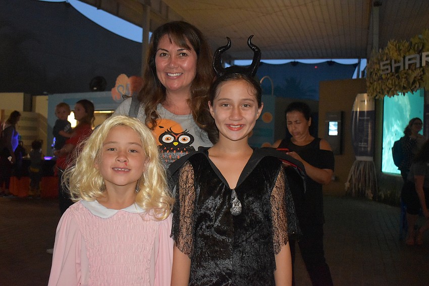 Keira and Kiana Gilmour stand in front of mom Jennifer Gilmour.