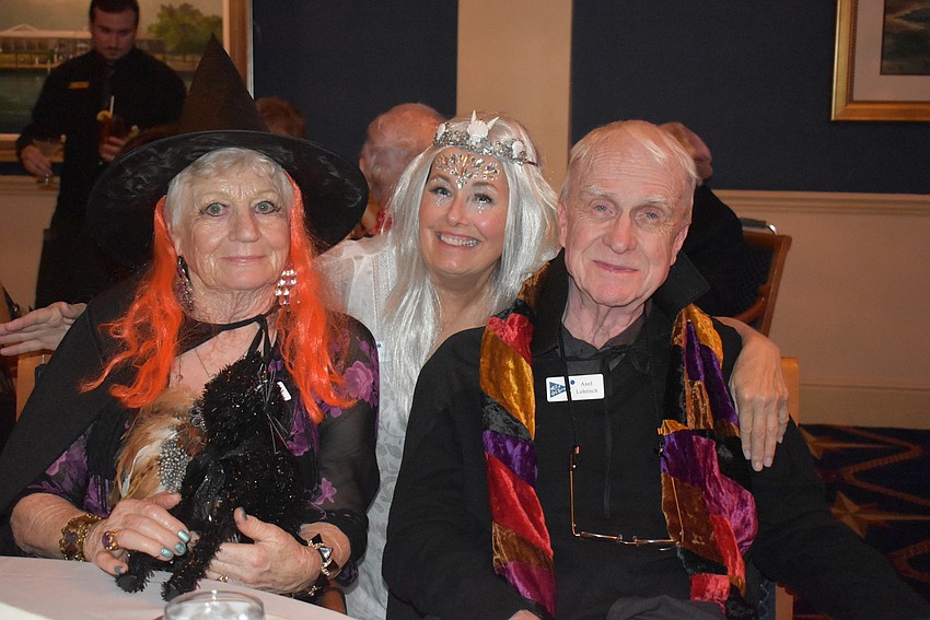 Gena Derrevere stands behind Fiona and Axel Lohrisch.