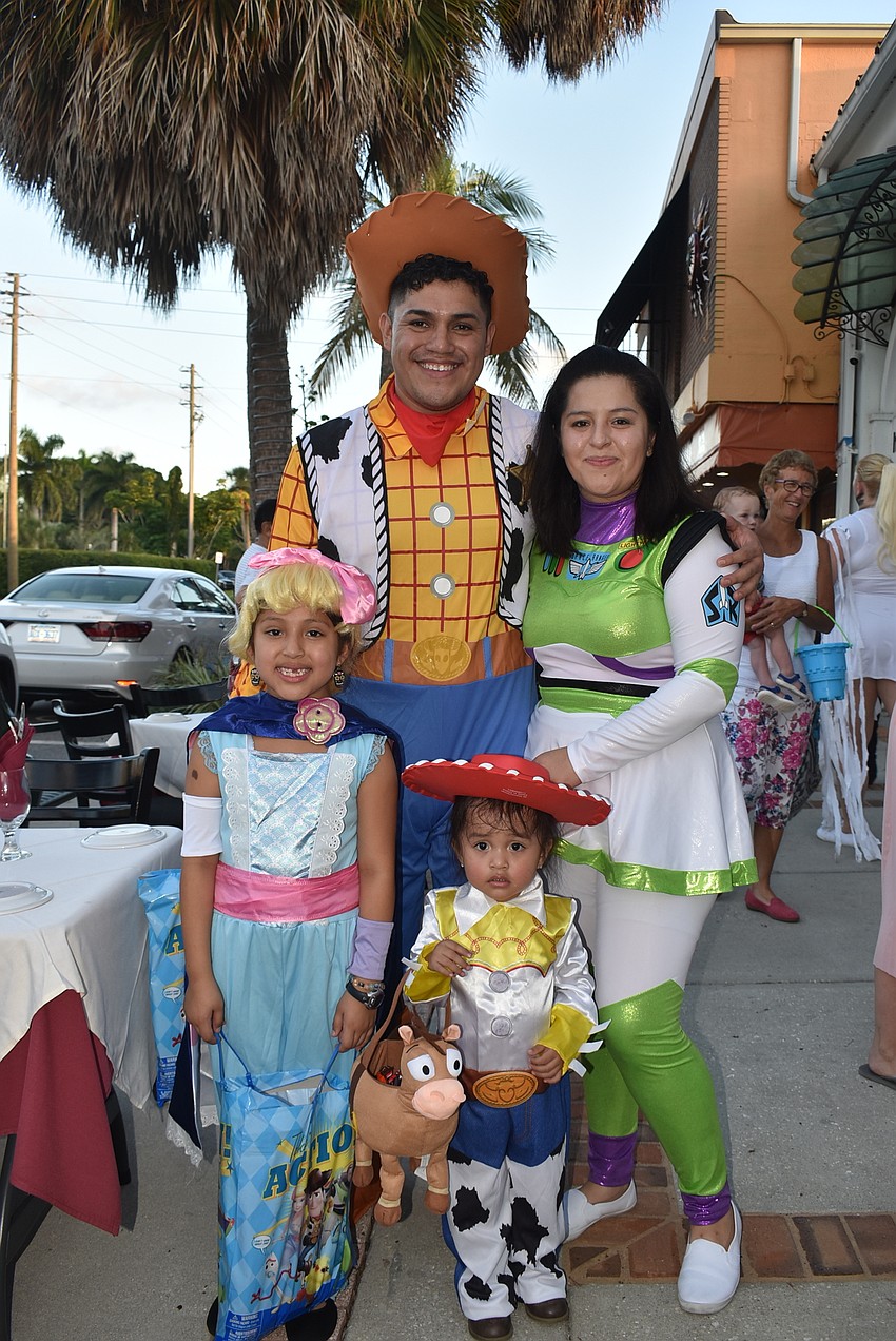 Edgar, Daniela, Ariana and Aileen Rojas.