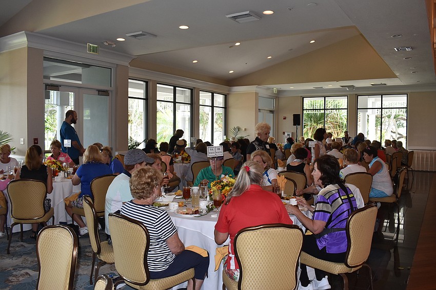 A large crowd gathered after golf.