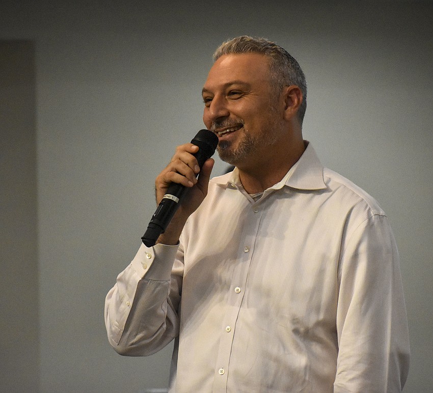 Rabbi Michael Shefrin leads the preschoolers in song.