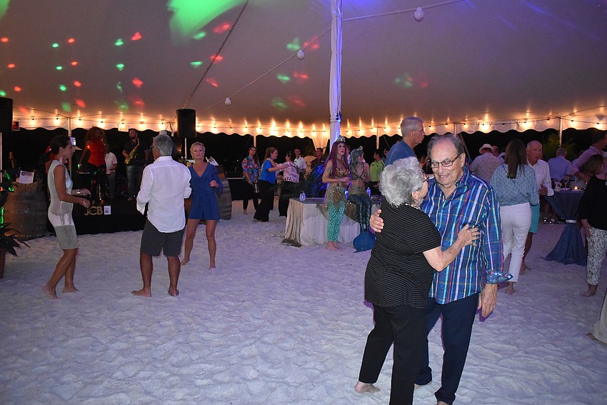 Slowly but surely more dancers joined up front.