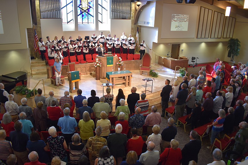 The crowd rose when the choir sang 