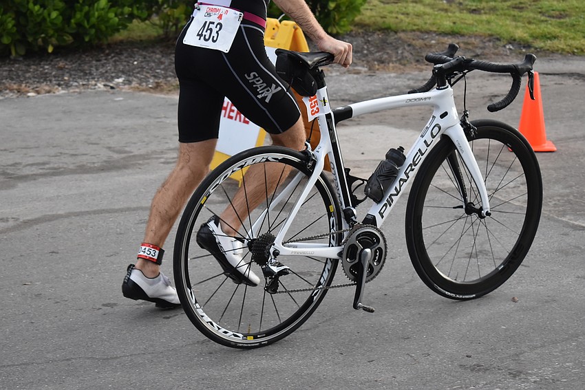 Steven Moore runs into the transition area.