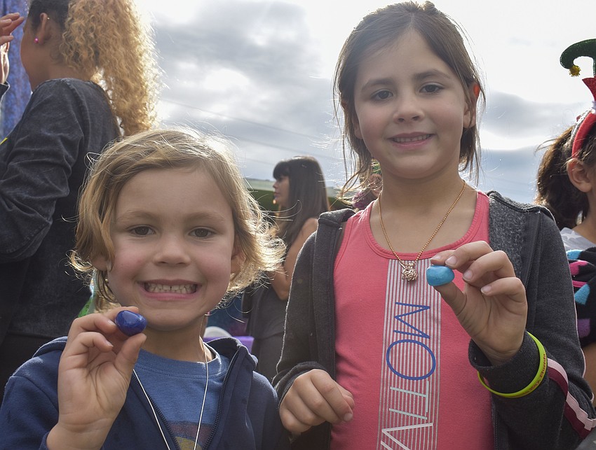 Guillaume, 4, and Gaia Grant, 6, show their rocks from the mermaid tank.