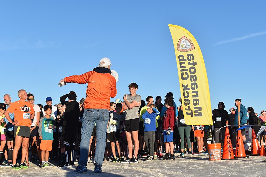 The runners are directed on the race.