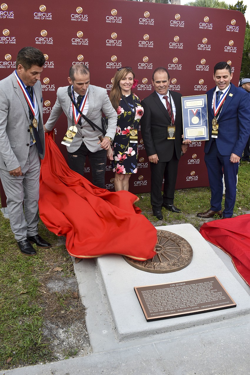 Los Quiros reveals their plaque.