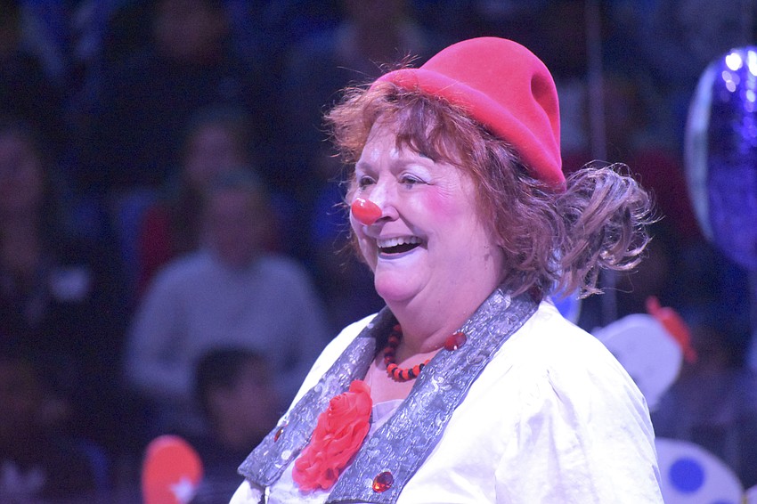 Karen Bell welcomes the students to the circus machine.