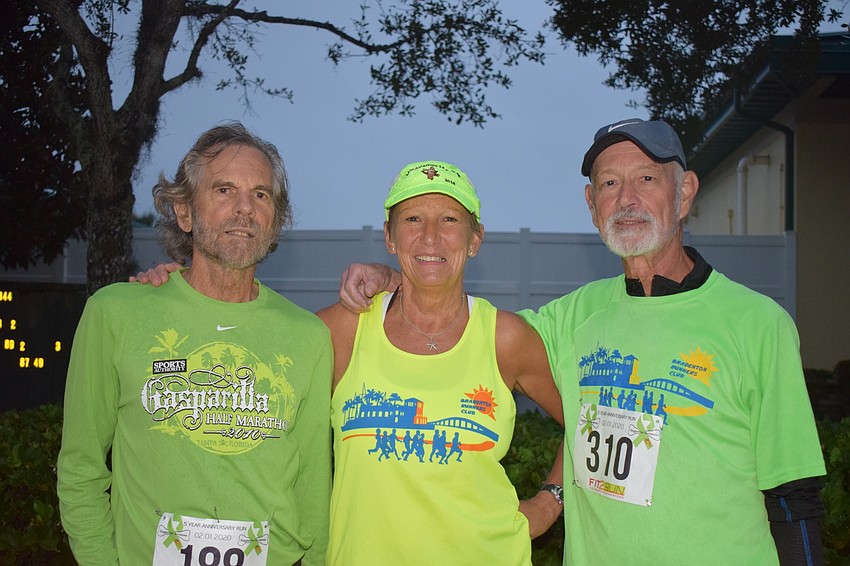 West Bradenton's Joe Siever talks with snowbirds Lisa Thurlow, who is from Canada, and Bob Lathrop, who is from Connecticut.