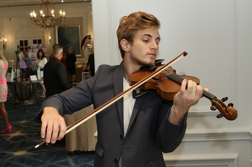 A violinist kept the mood lively.