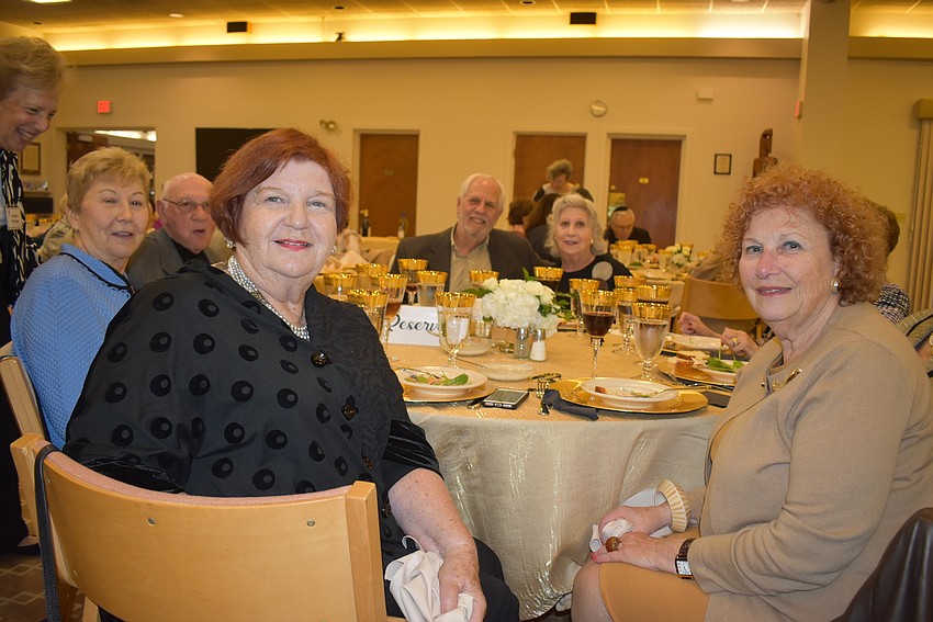 Sandra Packard, Lynn Burton, Irwin and Sylvia Pastor and Gloria Feibus dine together.