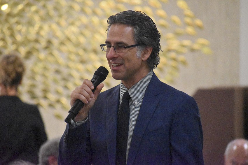 Rabbi Brenner Glickman welcomes the members to Shabbat.