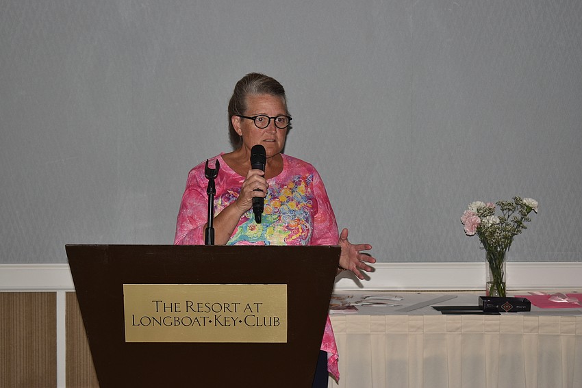 Sue Ellen Caeb addresses the golfers.