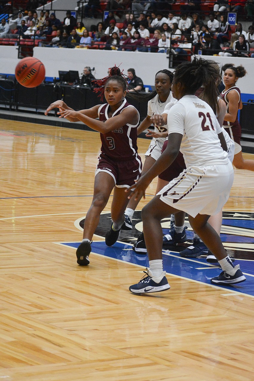 O'Mariah Gordon finds a teammate with a pass.