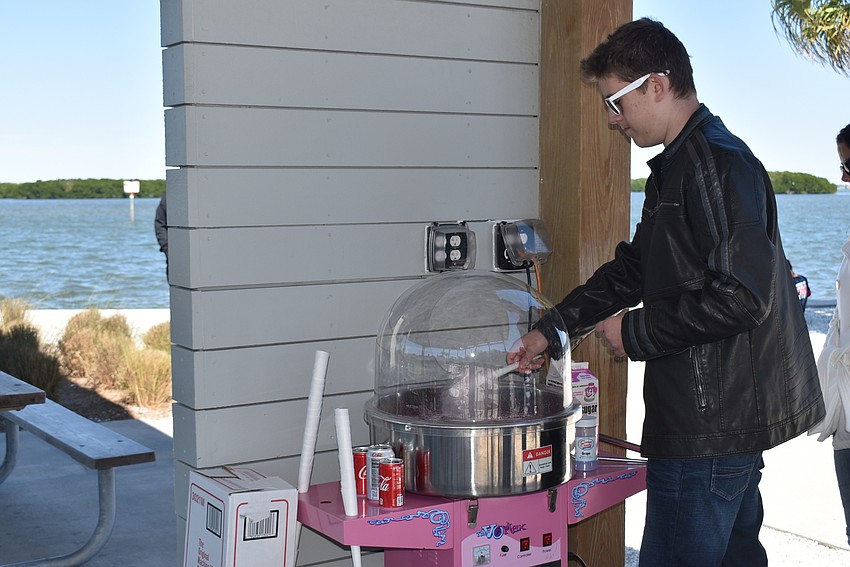 Colum Keen makes cotton candy
