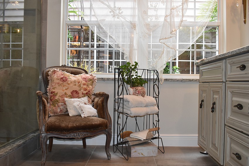 One of Lammers' bathrooms has a light and delicate decor.