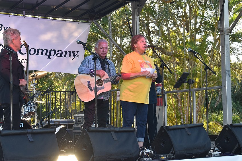 Gail Loefgren introduces the band.