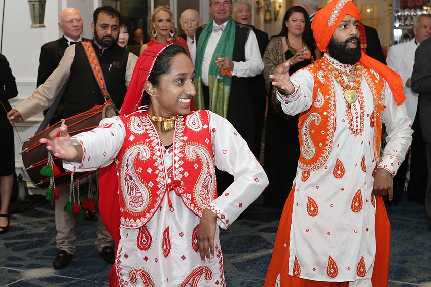 Performers entertained guests during the cocktail hour.