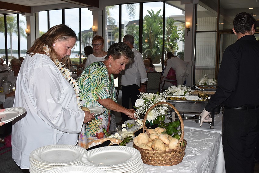 Attendees serve themselves lunch.
