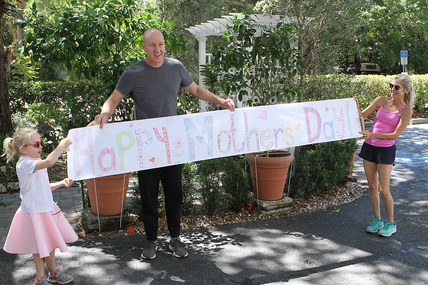 Evelien, Olivier and Karen Van Lindonk made a banner for retirement home.