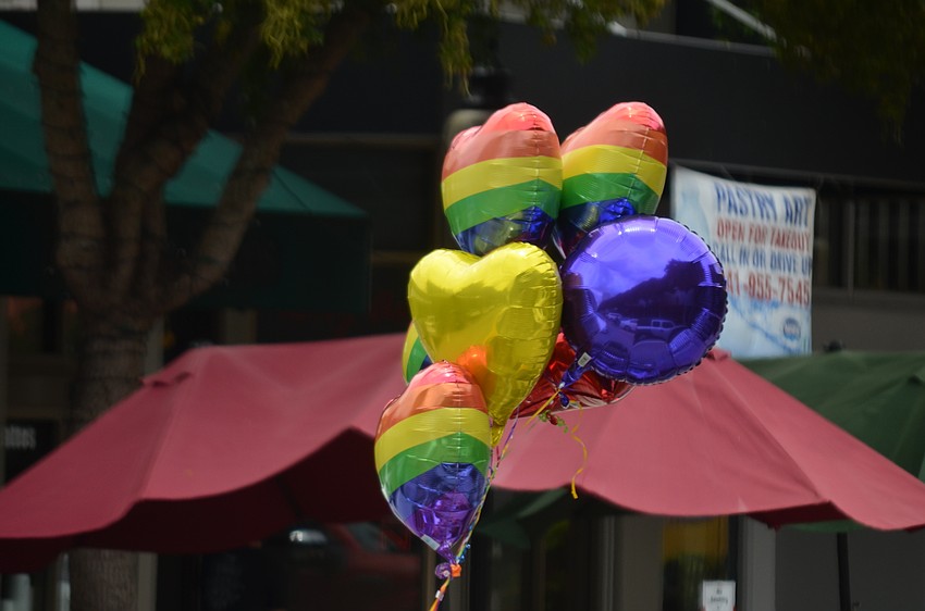 One convertible carried an array of balloons.