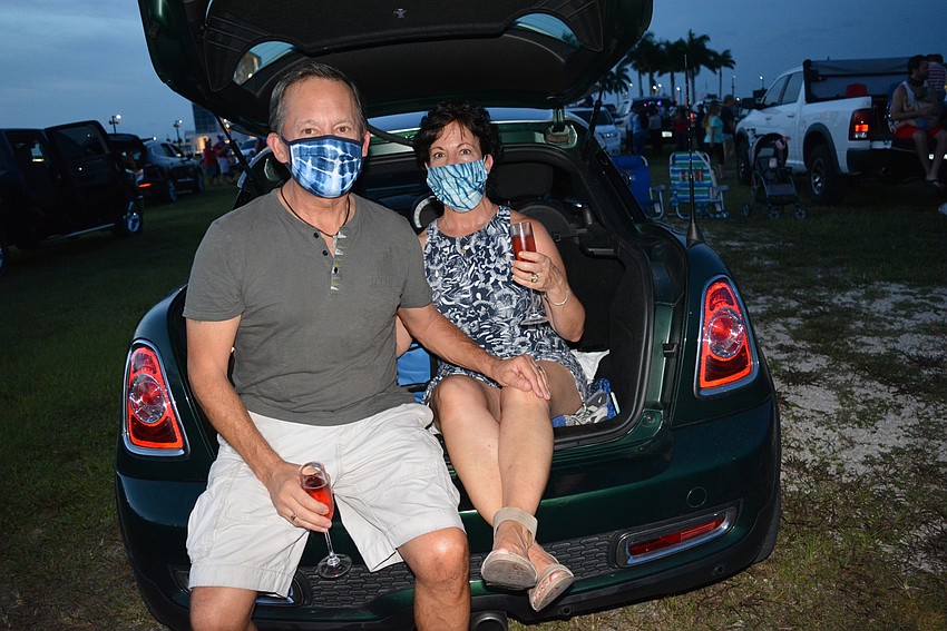 George and Beth Wilson, of Sarasota, enjoyed rose Champagne. 