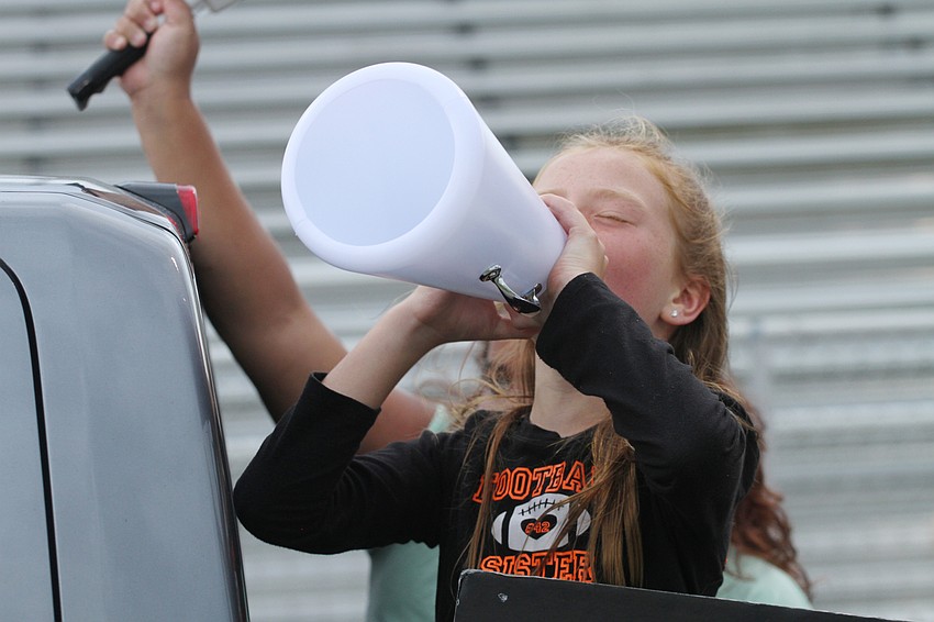 Ava Elliott cheered on Gabriel Elliott.