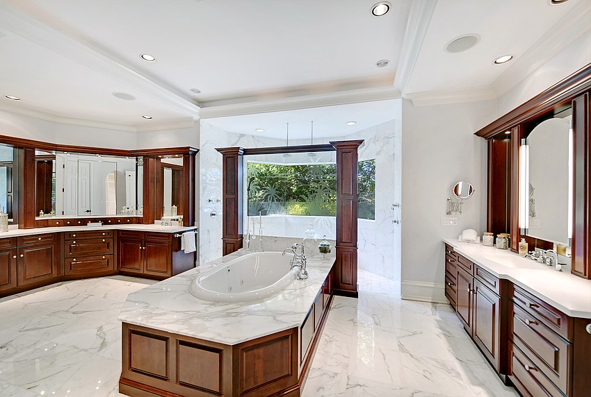 The home offers 7½ bathrooms.
