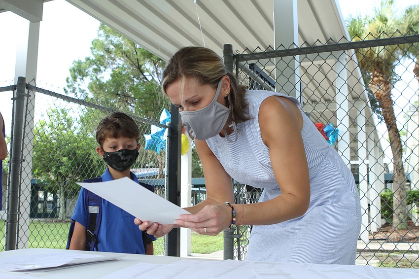 Assistant Principal Meredith McArthur helps students find their Alta Vista Elementary School teachers.  Harry Sayer