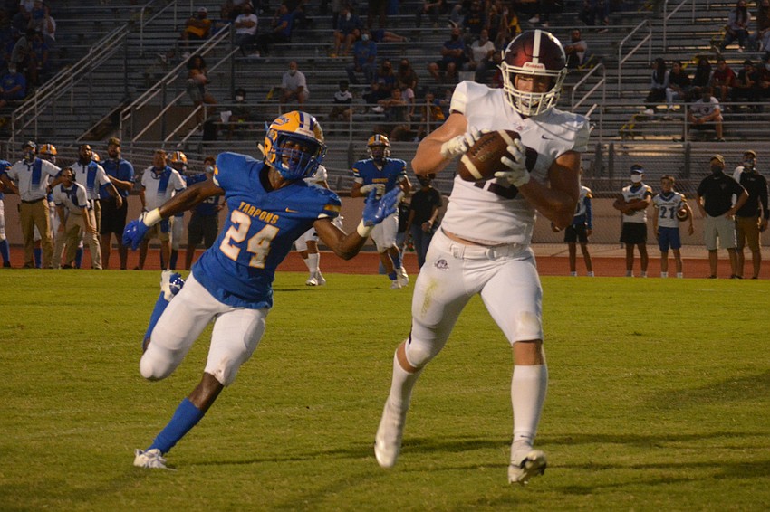 Carson Goda catches a first-drive touchdown pass from Shawqi Itraish.