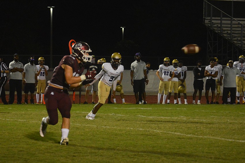 Pirates wideout Carson Goda catches a touchdwon pass from Shawqi Itraish.
