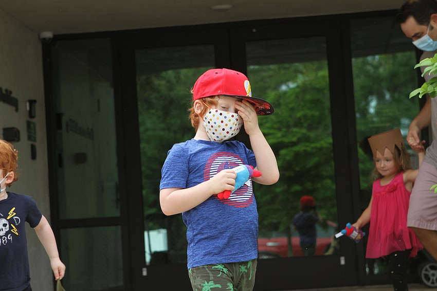 Avi Sigel joined in on the parade.