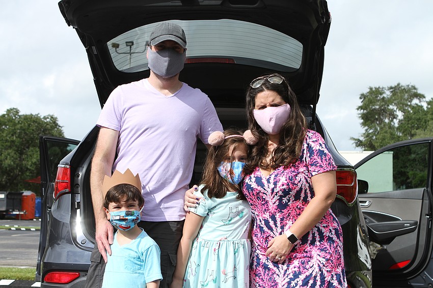 Neil, Nathaniel, Alexandra and Rachel Marcus kept cool under their car hatch.