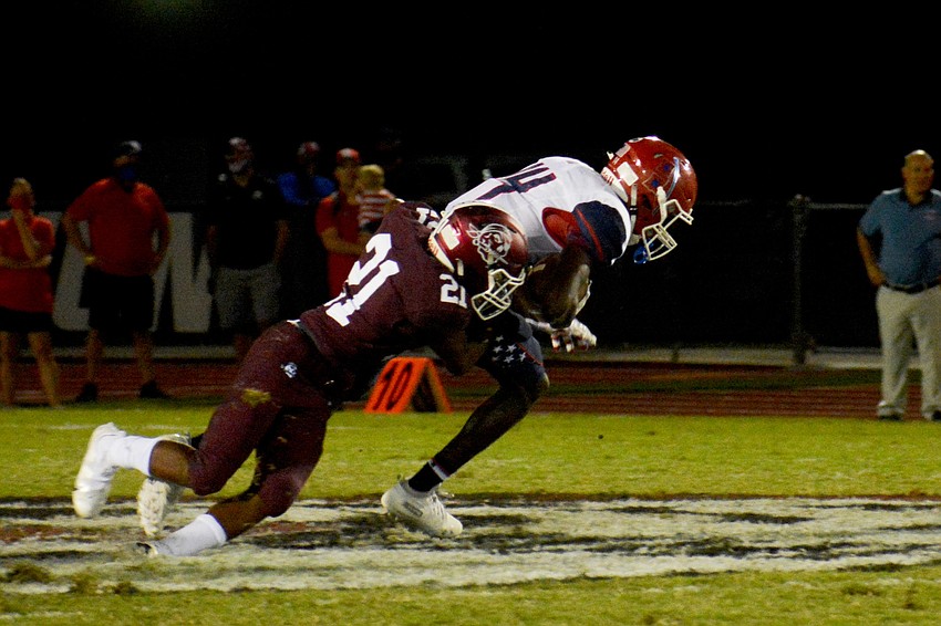 Braden River High cornerback Jojo Carter makes an open-field tackle.