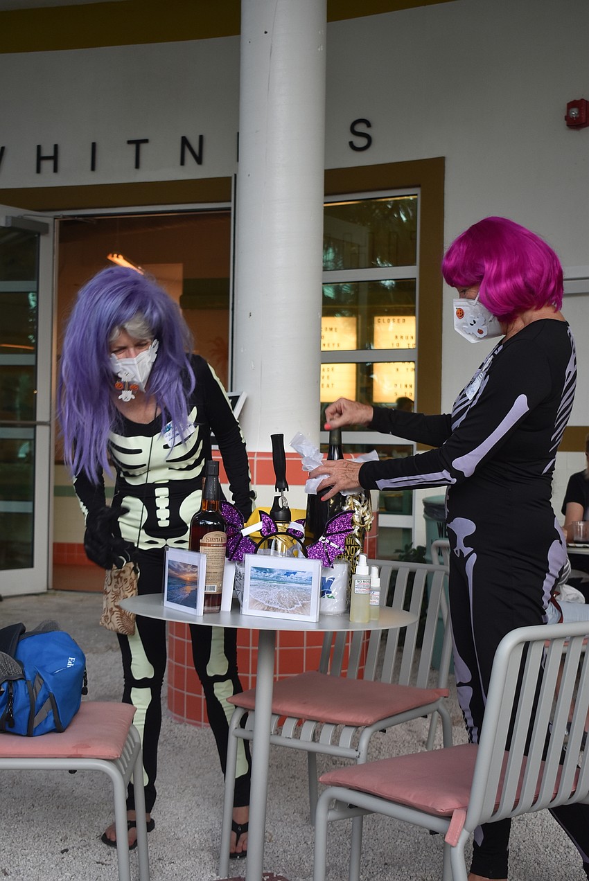 Liz Yerkes and Debby McClung pick out prizes.