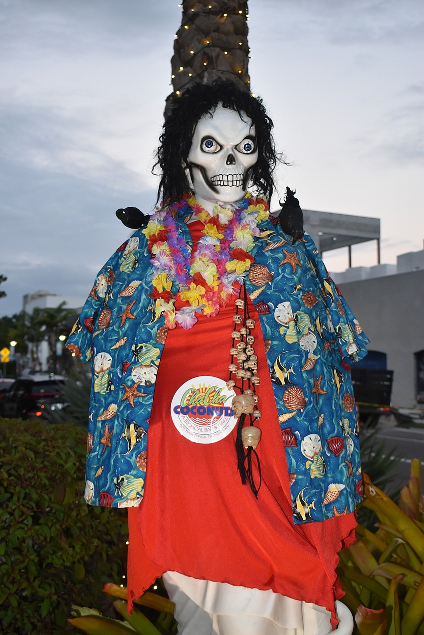 The statues were decorated by stores around the circle.