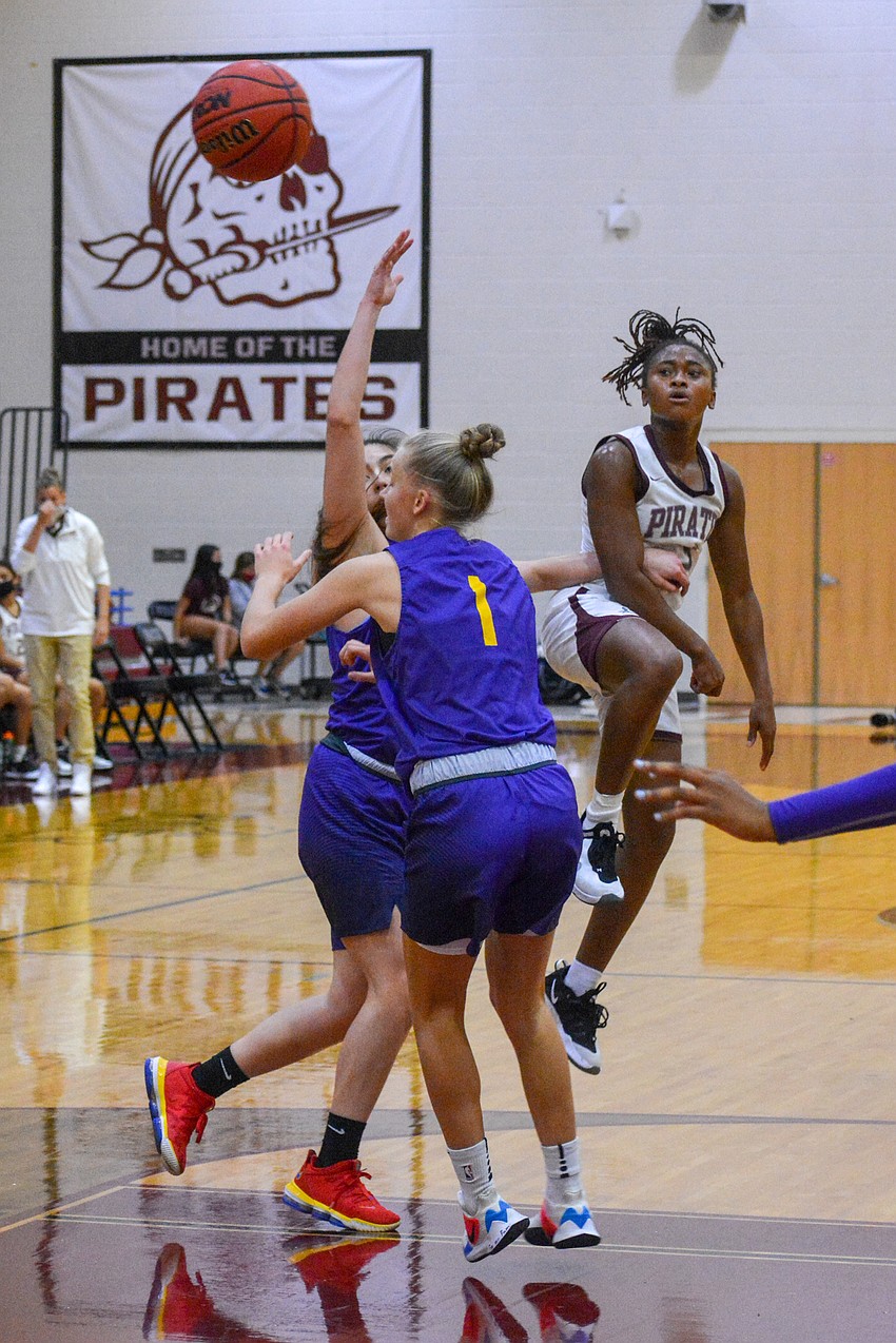 Pirates senior O'Mariah Gordon dishes a pass to the post.
