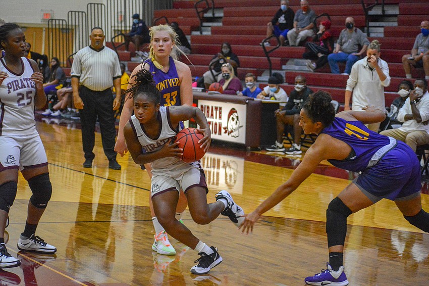 O'Mariah Gordon cuts to the basketball.