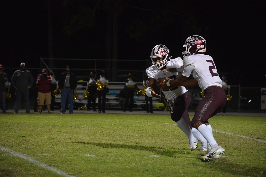 Lavontae Youmans gets the handoff from Shawqi Itraish.
