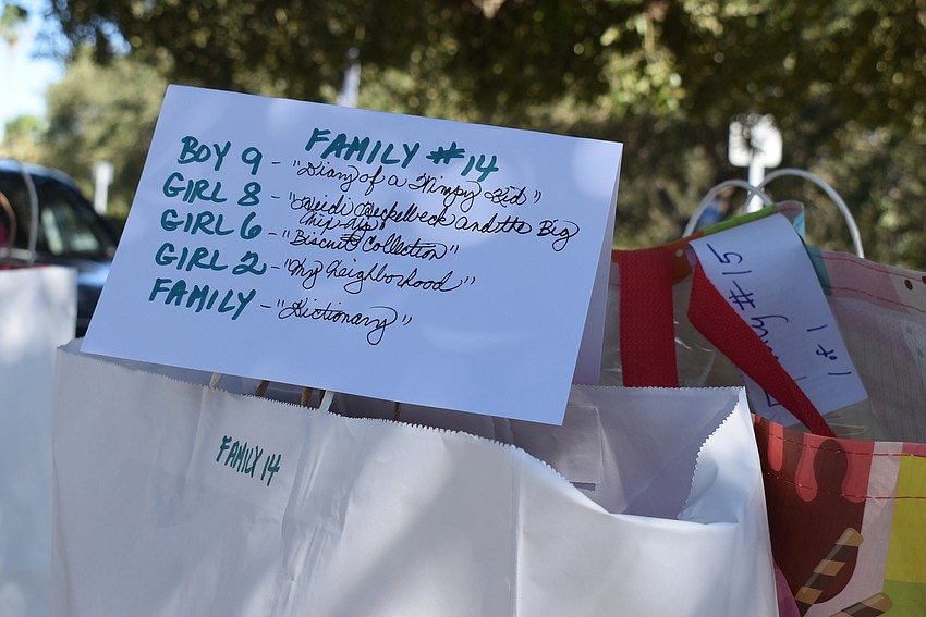 The guardians got a handwritten card with the books for the children.