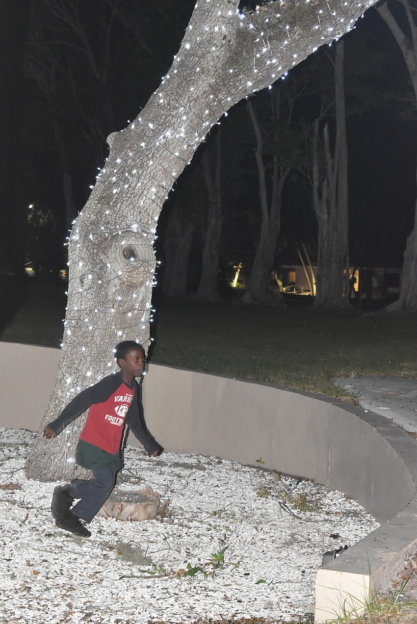 Andrew M'Mwirichia runs around the tree.