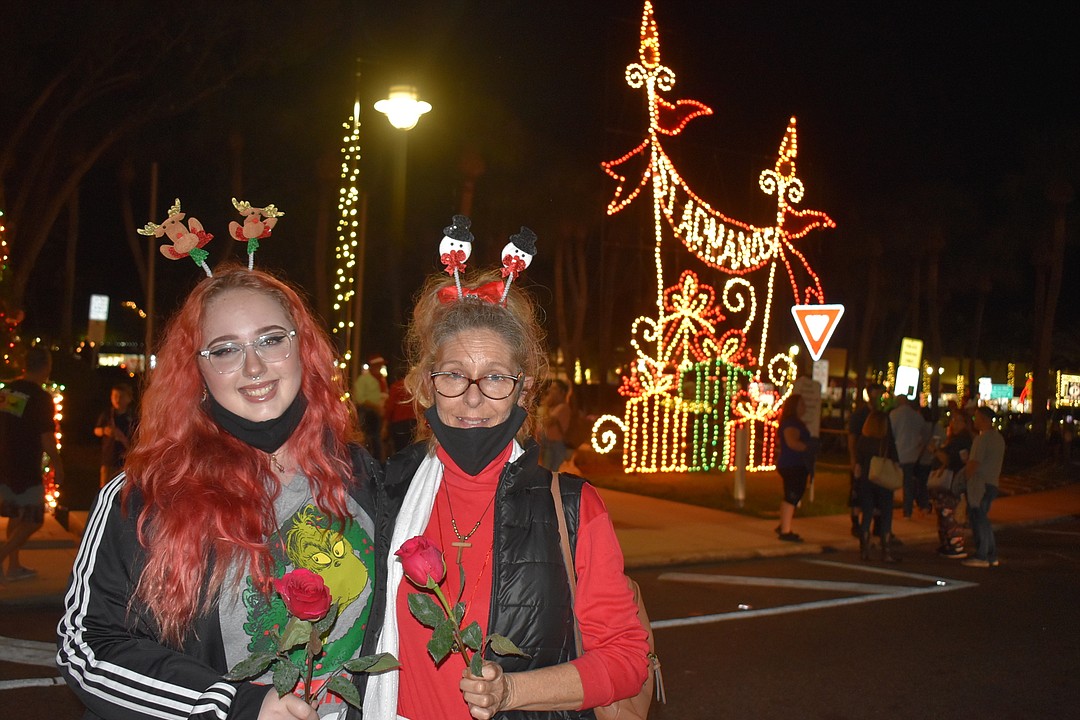 St. Armands Circle hosts tree lighting Your Observer