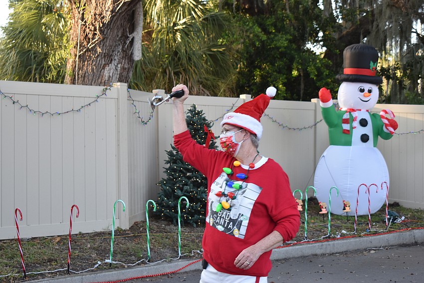 Maggie Shaw rings in a donor.