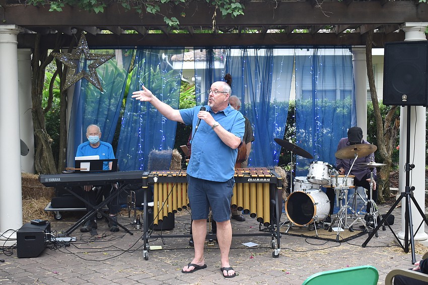 Ken Blyth introduces the musical guest.