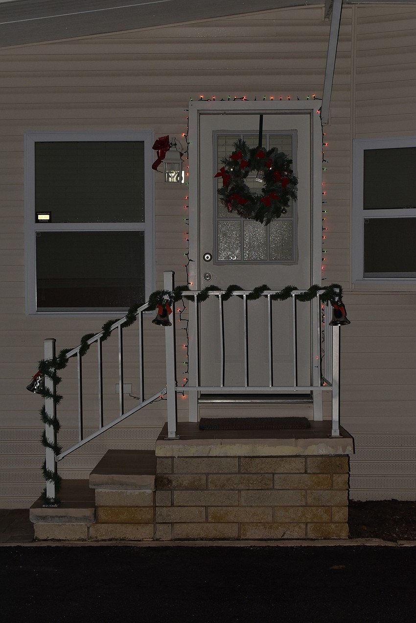 Some units, like E2, decorated simply.